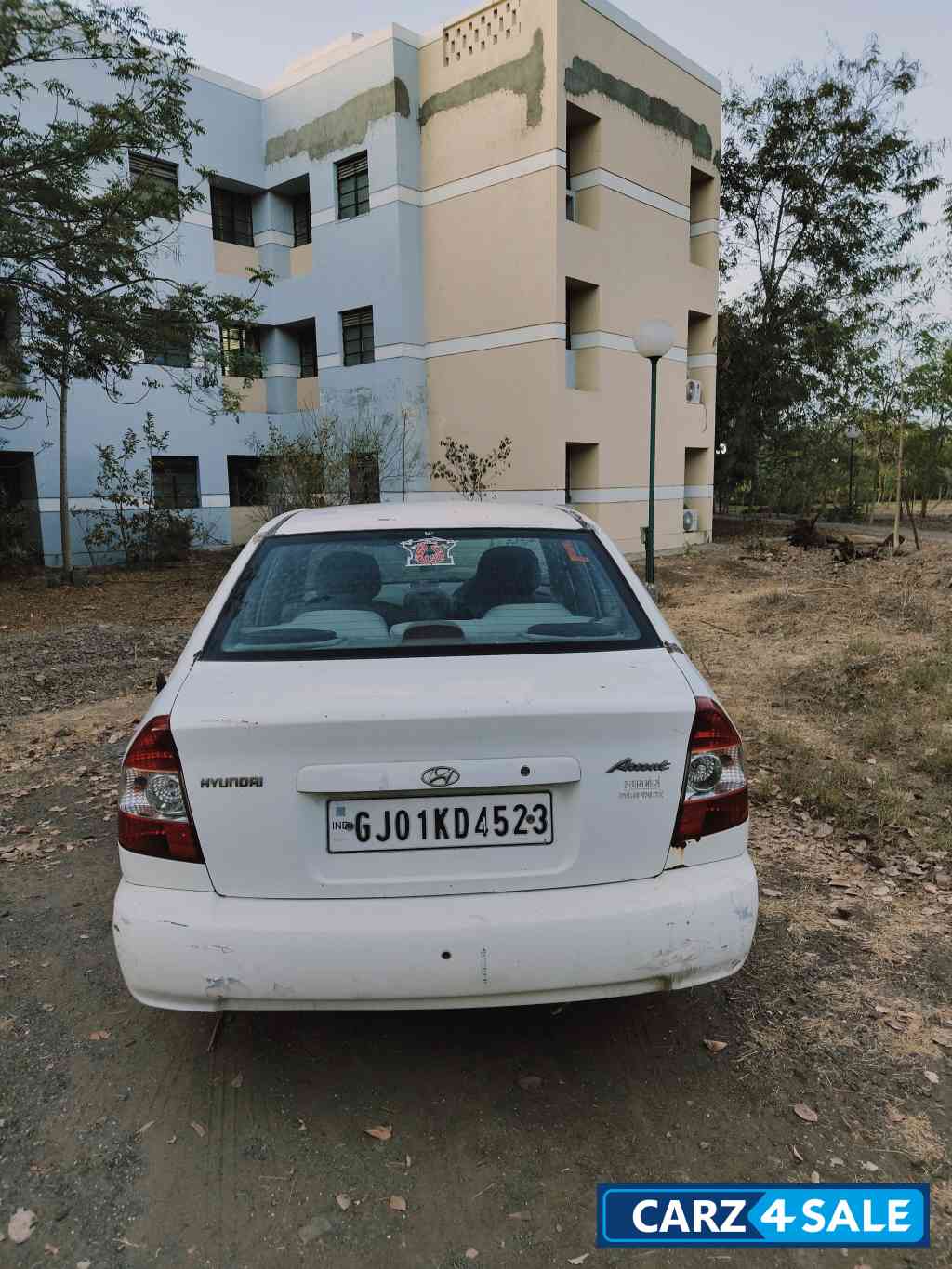 White Hyundai Accent CNG