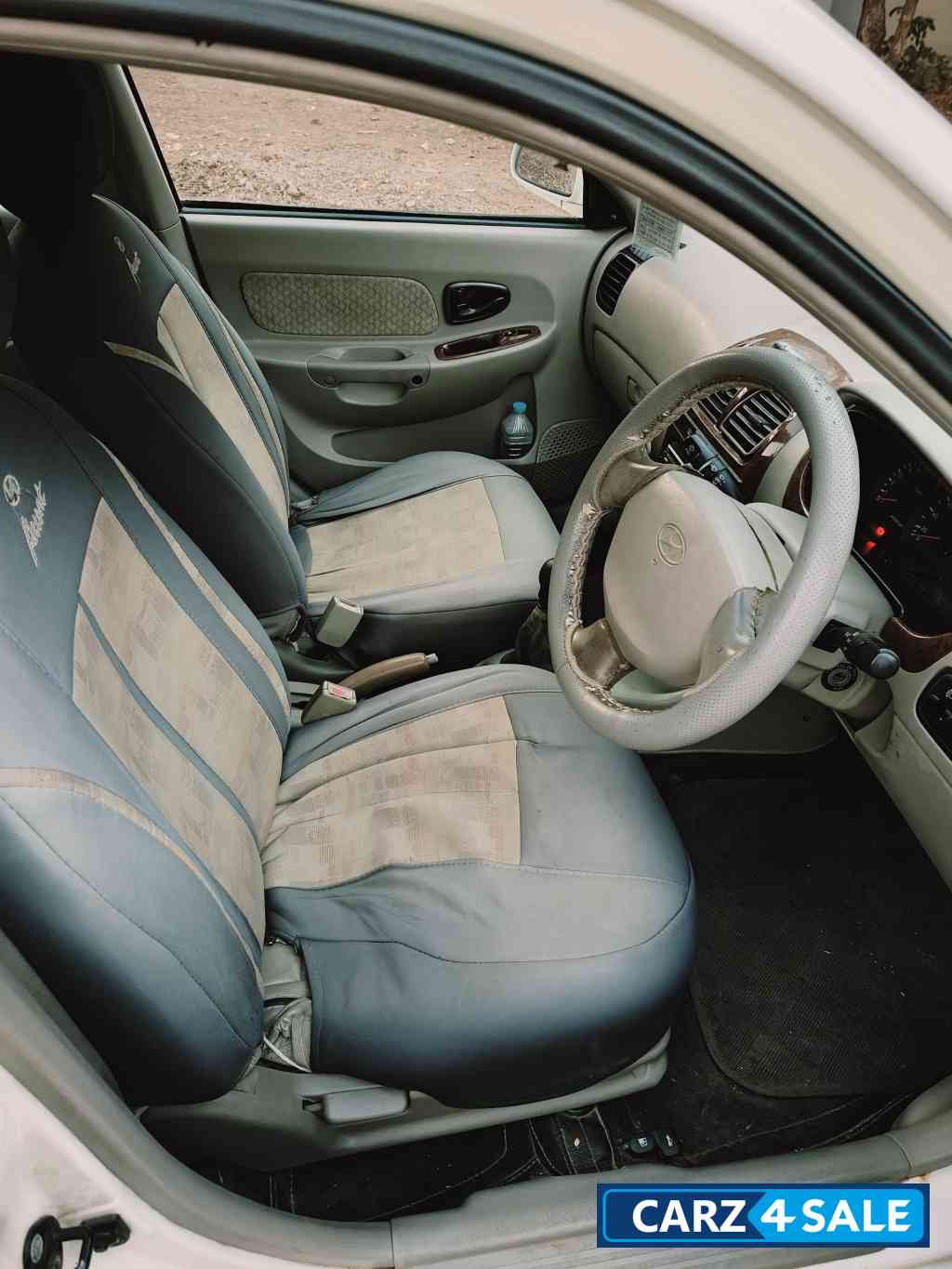 White Hyundai Accent CNG