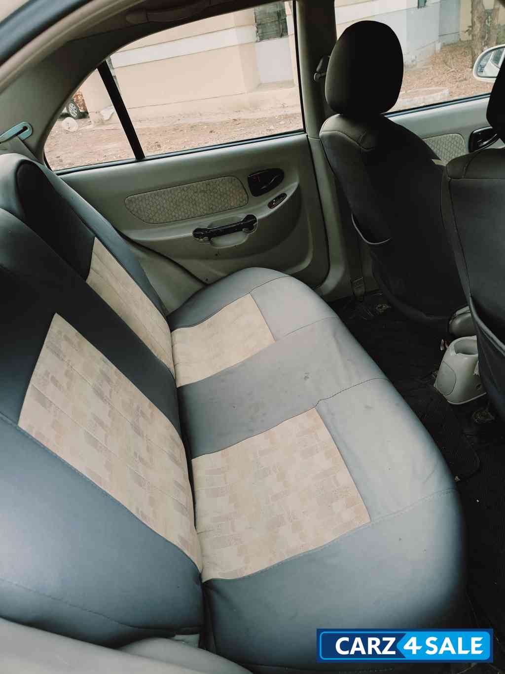 White Hyundai Accent CNG