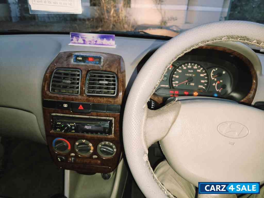 White Hyundai Accent CNG