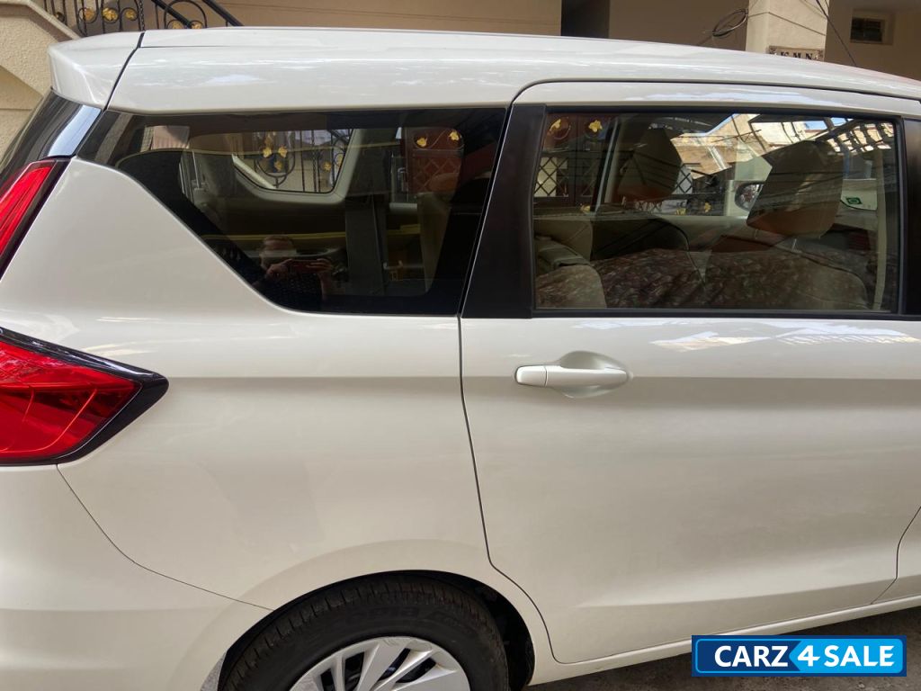 Pearl Arctic White Maruti Suzuki Ertiga VXICNG