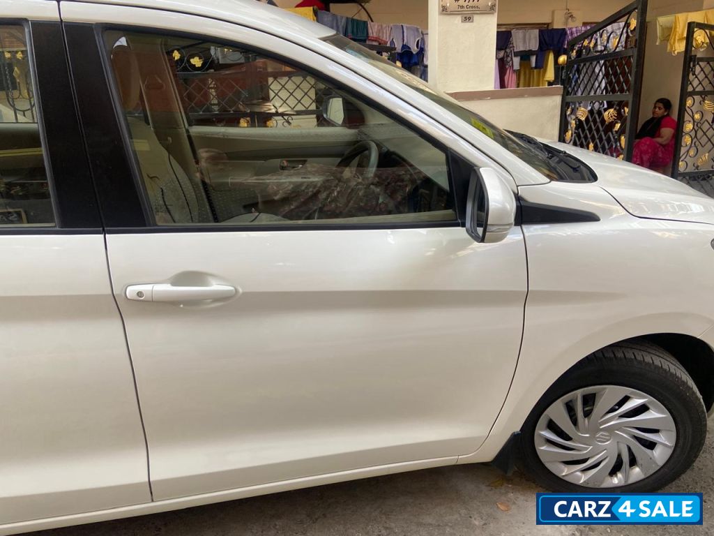 Pearl Arctic White Maruti Suzuki Ertiga VXICNG