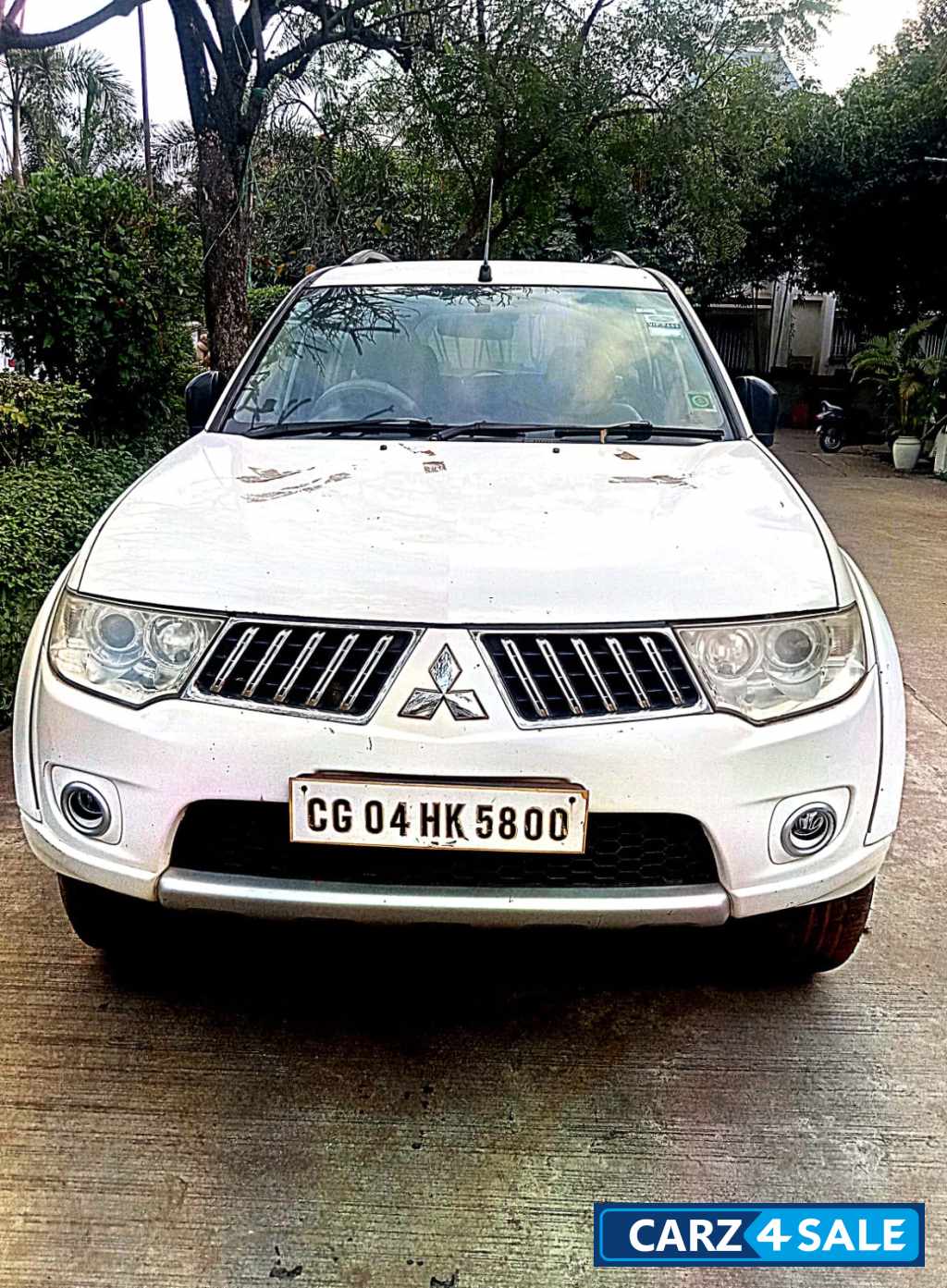White Mitsubishi Pajero 2.5 AT anniversary edition 4*4