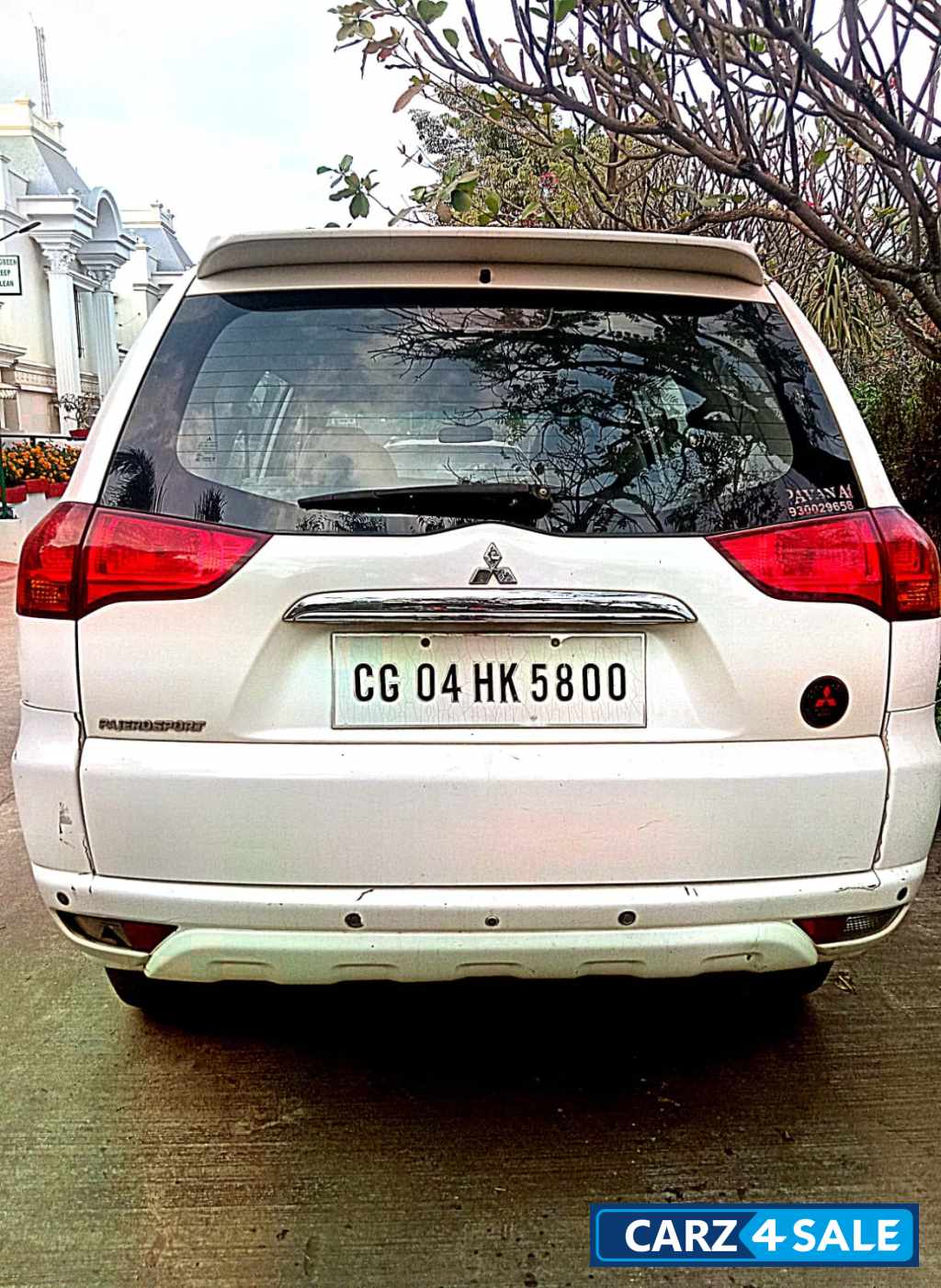 White Mitsubishi Pajero 2.5 AT anniversary edition 4*4