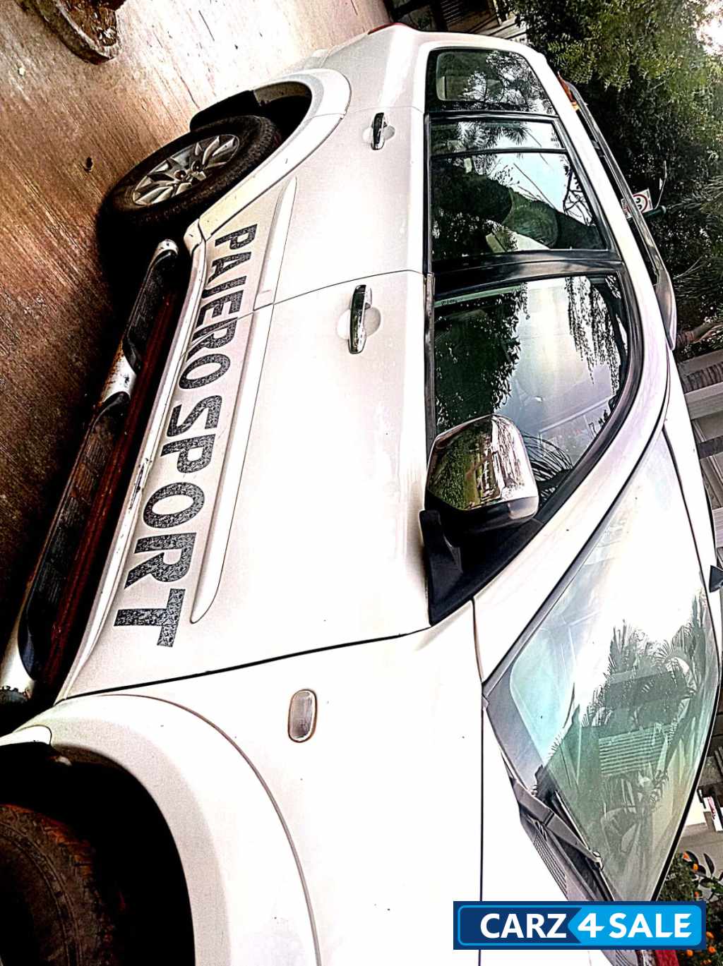 White Mitsubishi Pajero 2.5 AT anniversary edition 4*4