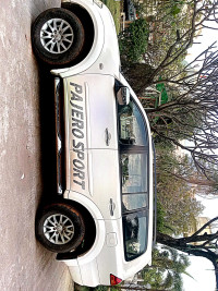 White Mitsubishi Pajero 2.5 AT anniversary edition 4*4