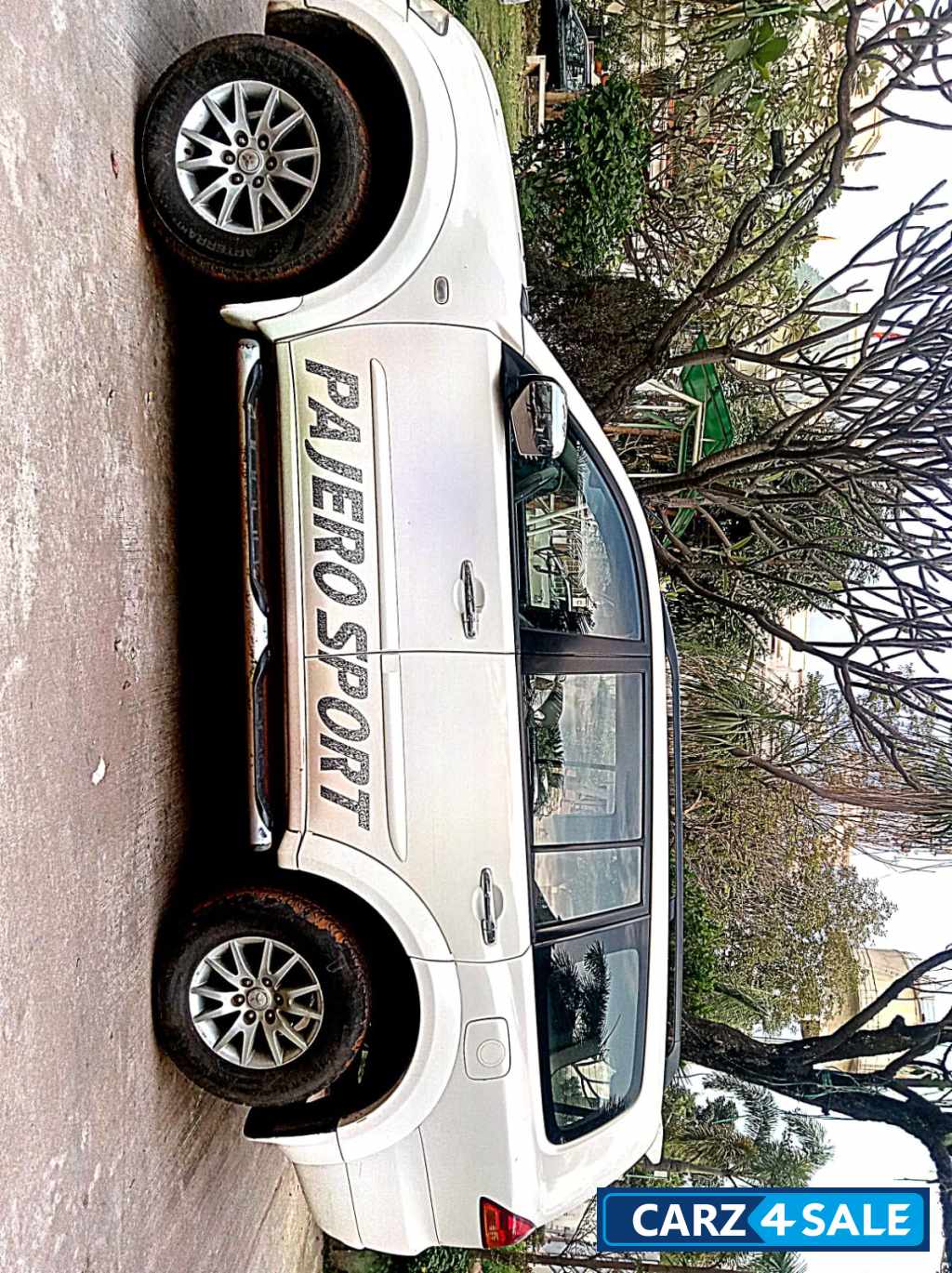 White Mitsubishi Pajero 2.5 AT anniversary edition 4*4