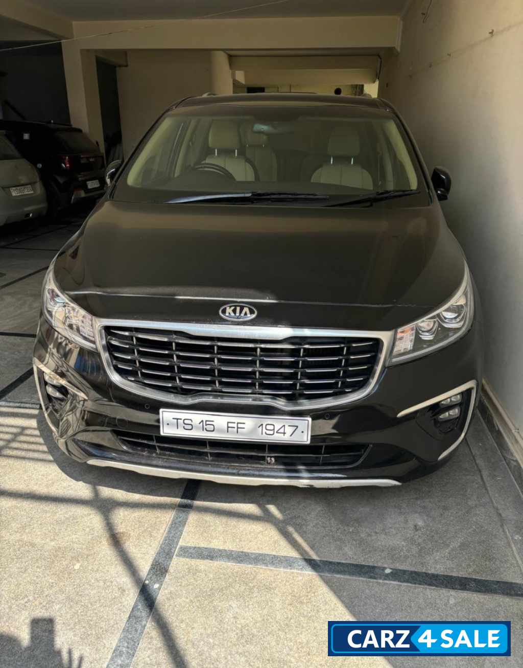 Black Pearl Kia Carnival Limousine auto