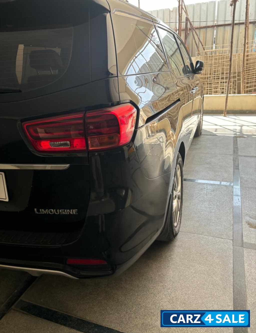 Black Pearl Kia Carnival Limousine auto