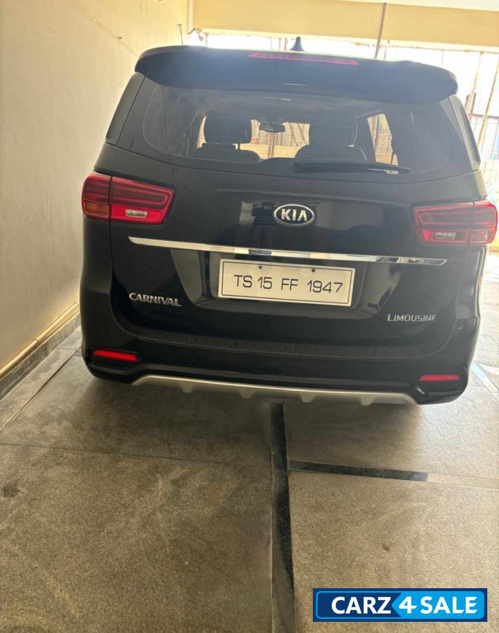 Black Pearl Kia Carnival Limousine auto