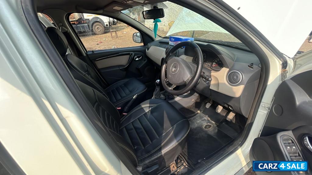 White Renault Duster 110 rxz White Renault Duster 110 rxz