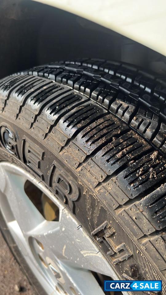 White Renault Duster 110 rxz White Renault Duster 110 rxz