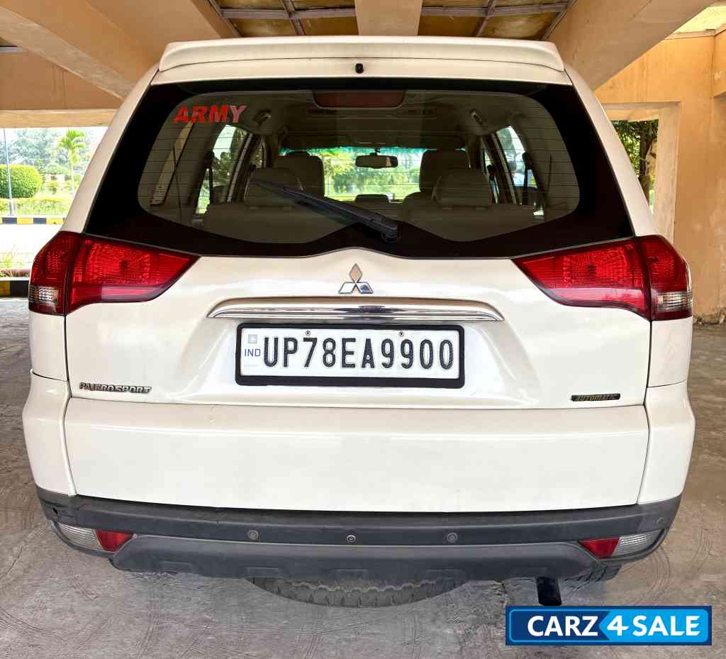 White Mitsubishi Pajero Sports