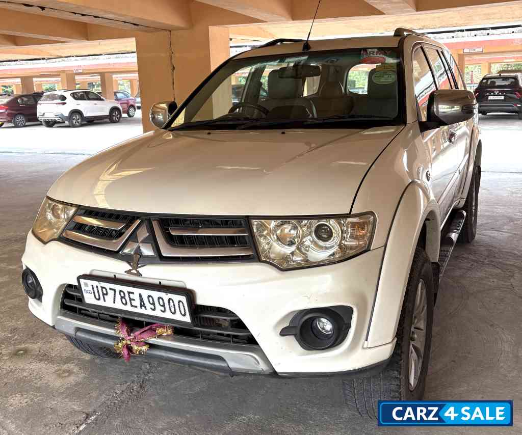 White Mitsubishi Pajero Sports