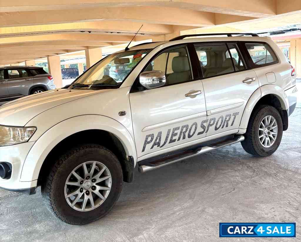 White Mitsubishi Pajero Sports
