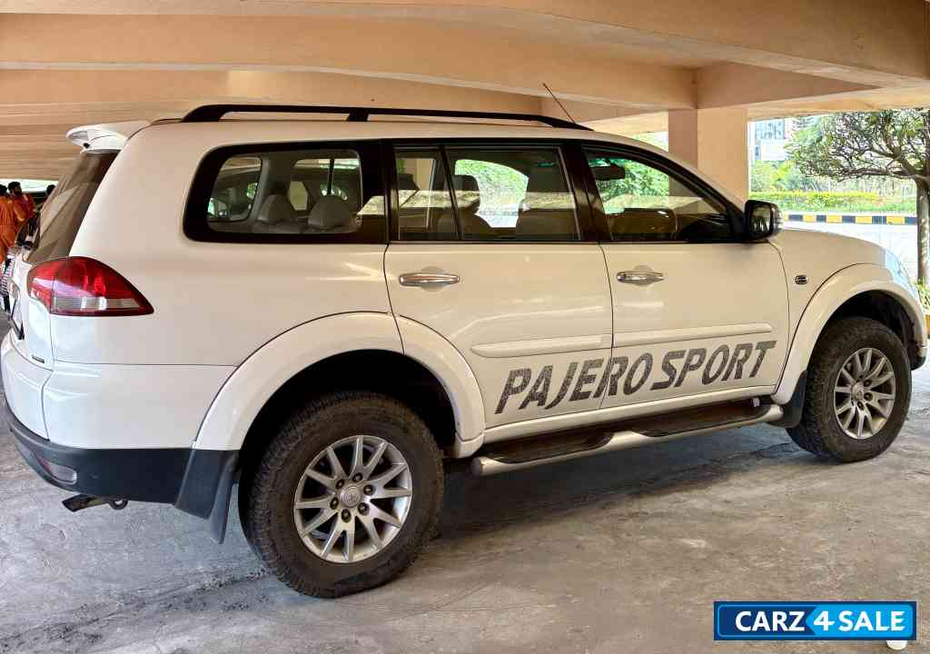 White Mitsubishi Pajero Sports