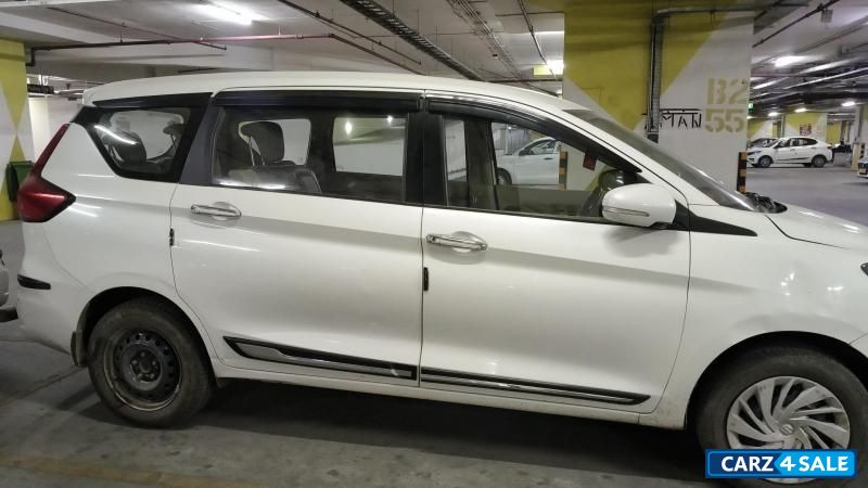White Maruti Suzuki Ertiga Vxi CNG
