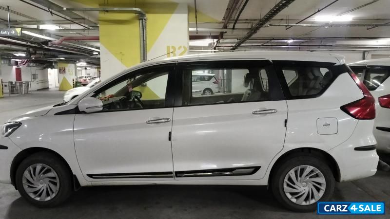 White Maruti Suzuki Ertiga Vxi CNG
