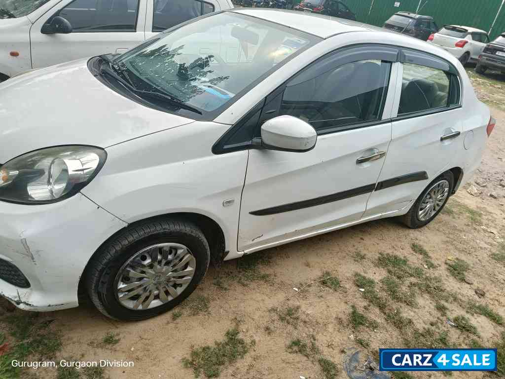 White Honda Amaze E MT