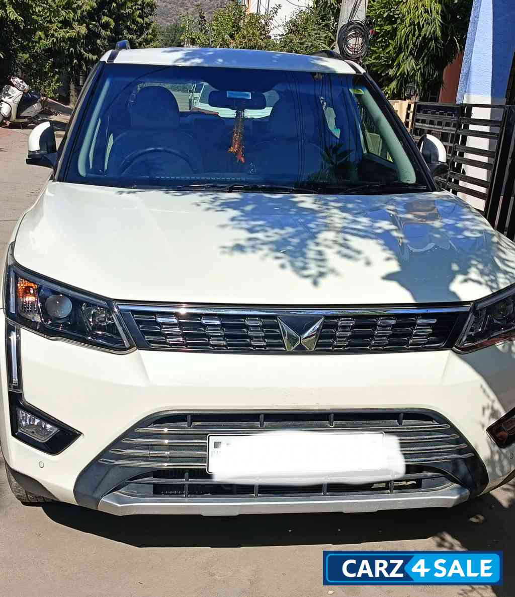 Pearl White Mahindra XUV300 W8(O) petrol automatic