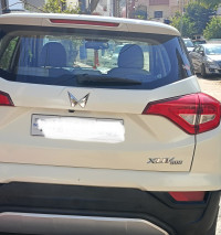 Pearl White Mahindra XUV300 W8(O) petrol automatic