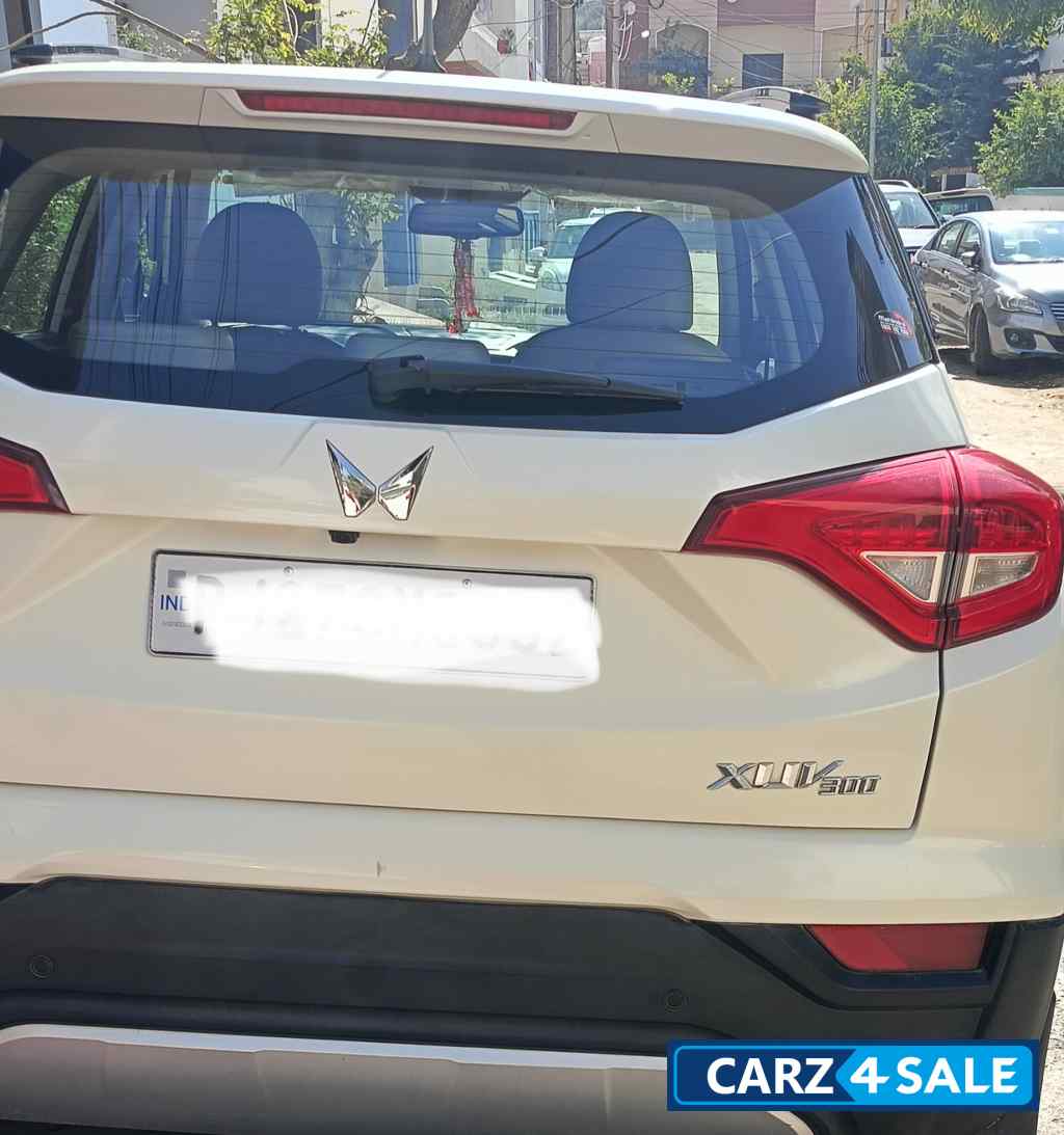 Pearl White Mahindra XUV300 W8(O) petrol automatic