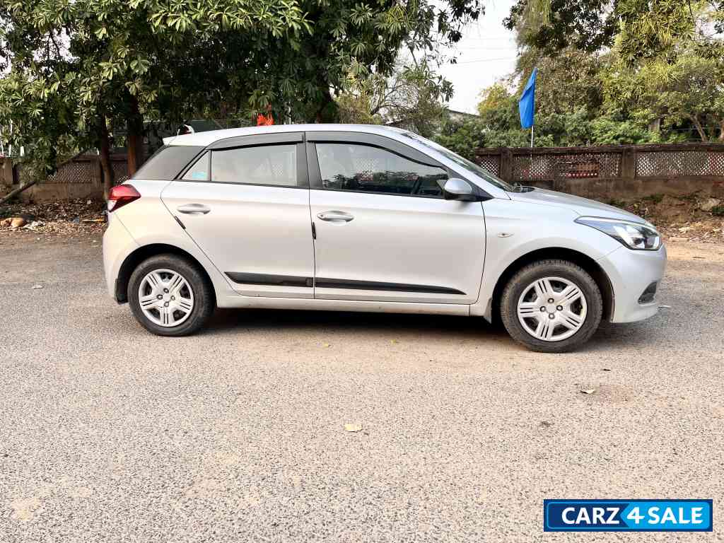Silver Hyundai i20 Magna Silver Hyundai i20 Magna