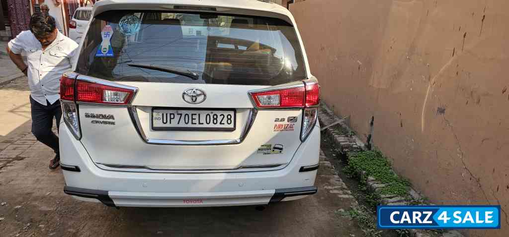 Super White Toyota Innova CRYSTA 2.8 Z