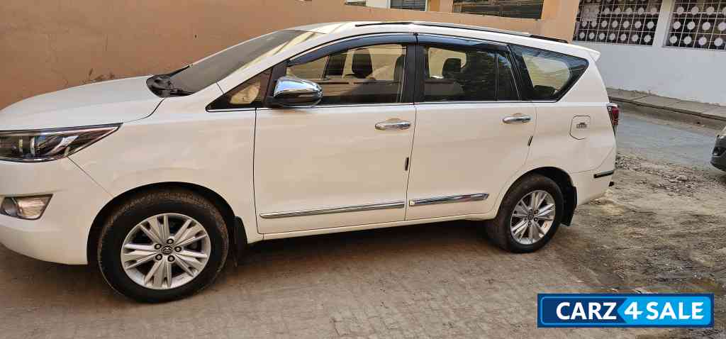 Super White Toyota Innova CRYSTA 2.8 Z