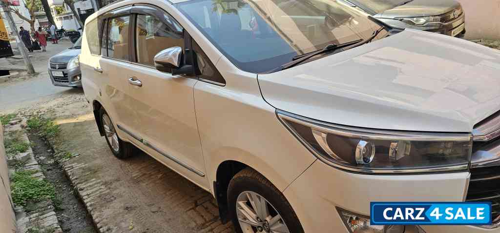 Super White Toyota Innova CRYSTA 2.8 Z