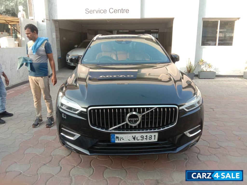 Black Volvo XC60 D5