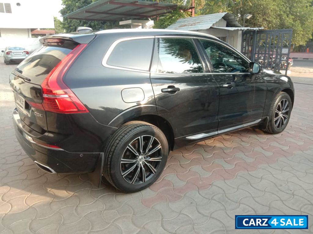 Black Volvo XC60 D5