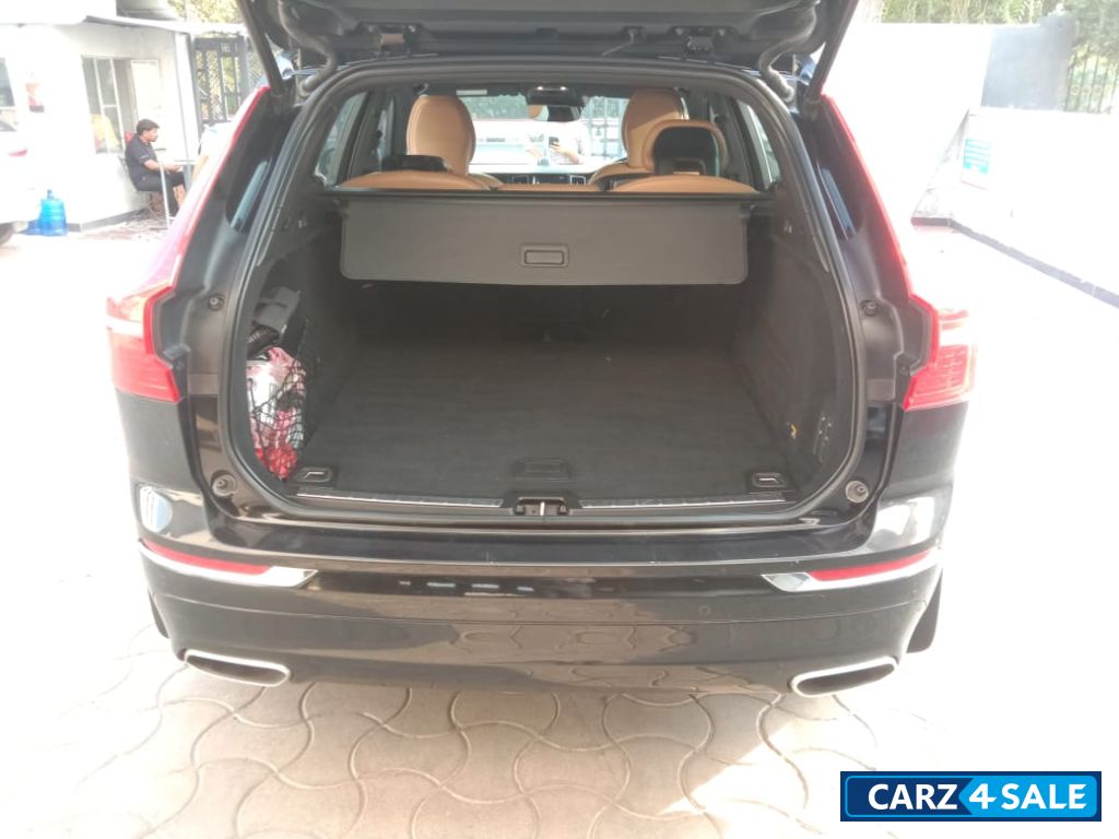 Black Volvo XC60 D5
