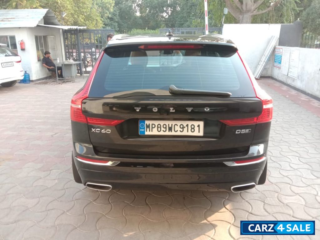 Black Volvo XC60 D5