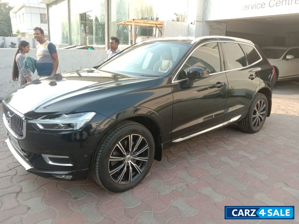 Black Volvo XC60 D5