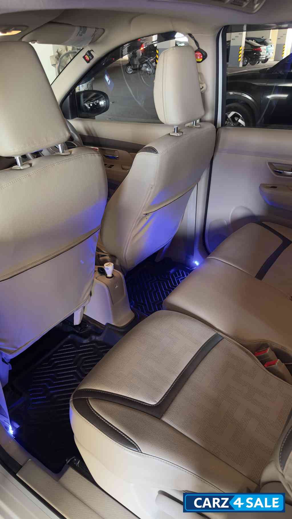 White Maruti Suzuki Ertiga VXI O CNG