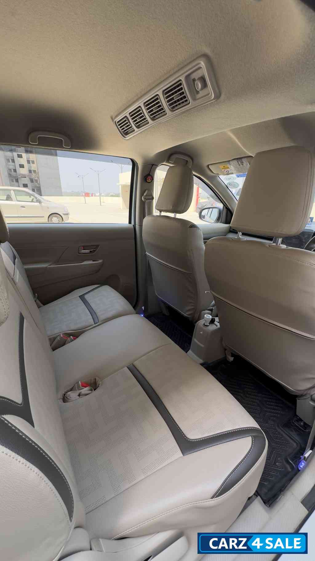 White Maruti Suzuki Ertiga VXI O CNG