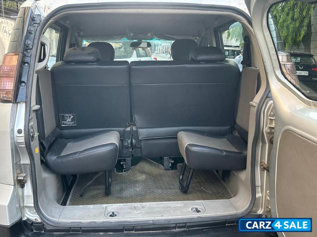 Mahindra NuvoSport N8