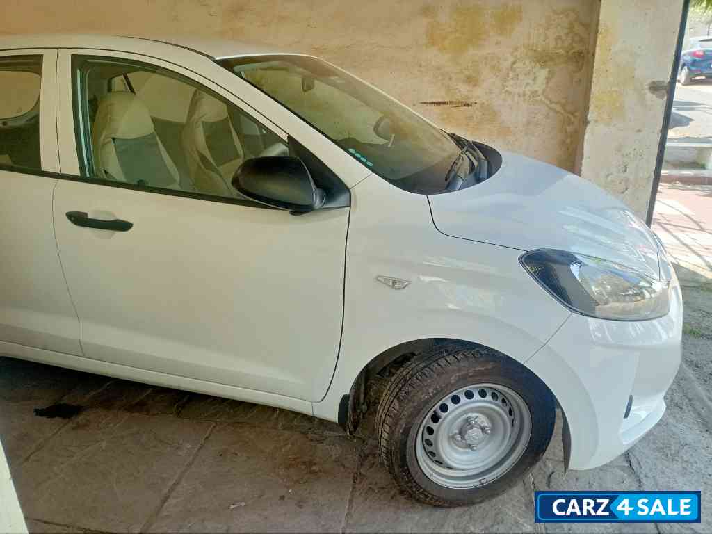 White Hyundai i10 Magma