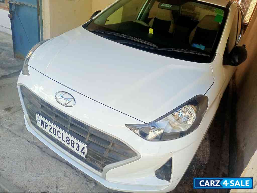 White Hyundai i10 Magma