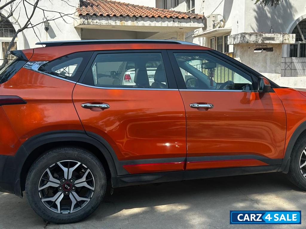 Orange Kia Seltos GTX+