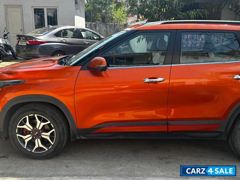 Orange Kia Seltos GTX+