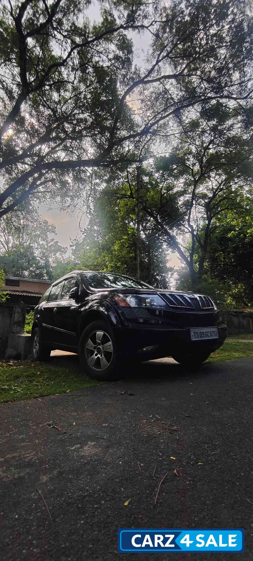 Black Mahindra XUV 500 W8