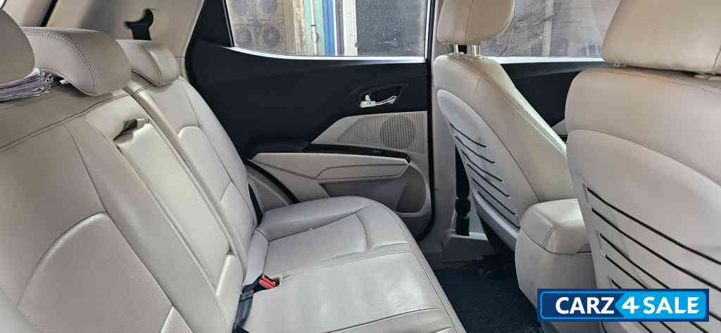 Mahindra XUV300 W8(O)Diesel