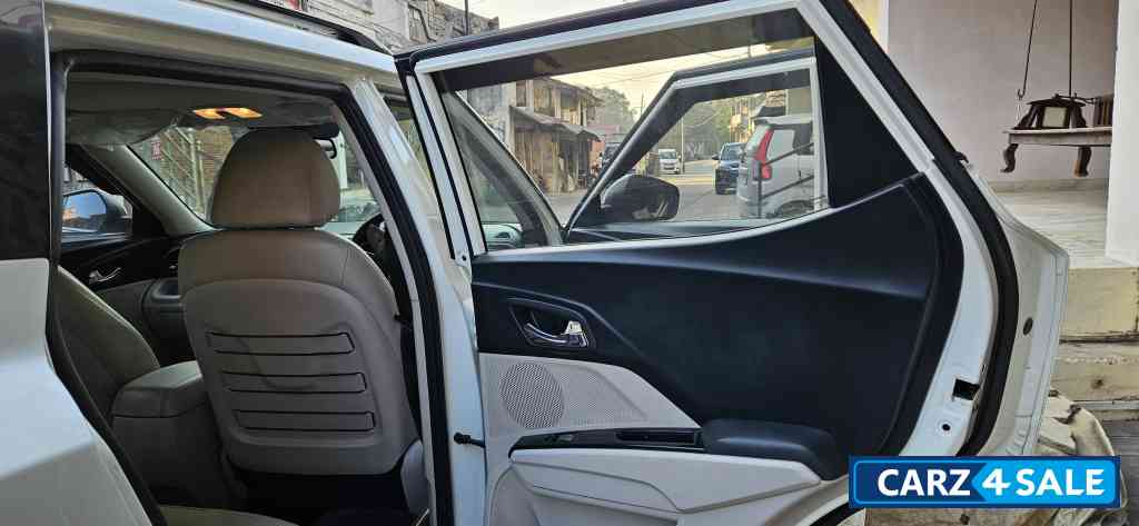 Mahindra XUV300 W8(O)Diesel