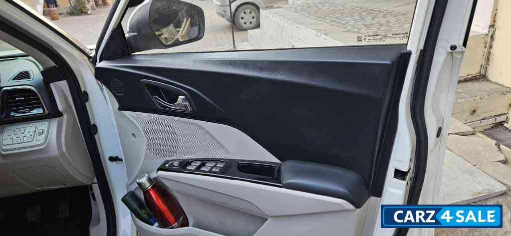 Mahindra XUV300 W8(O)Diesel