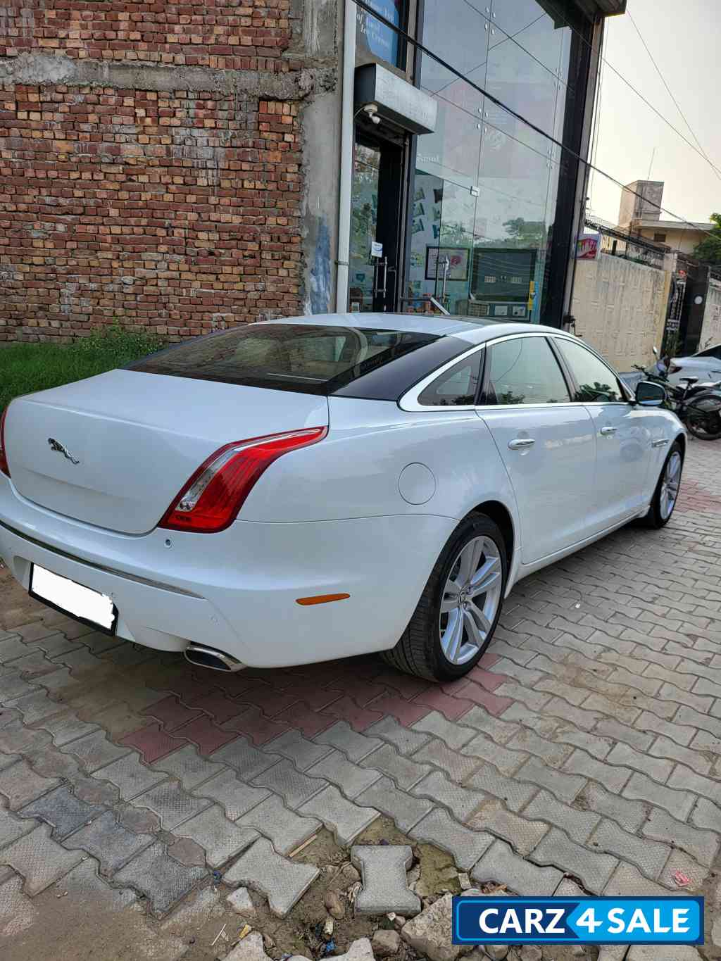 Polaris White Jaguar XJ L 3.0 Portfolio V6