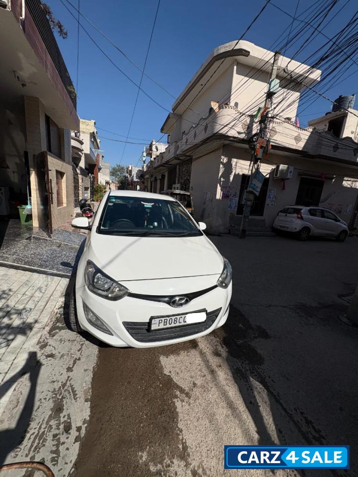 C White Hyundai i20 Sportz
