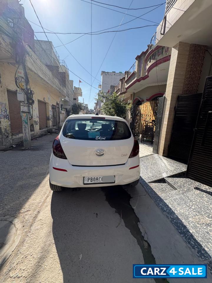 C White Hyundai i20 Sportz