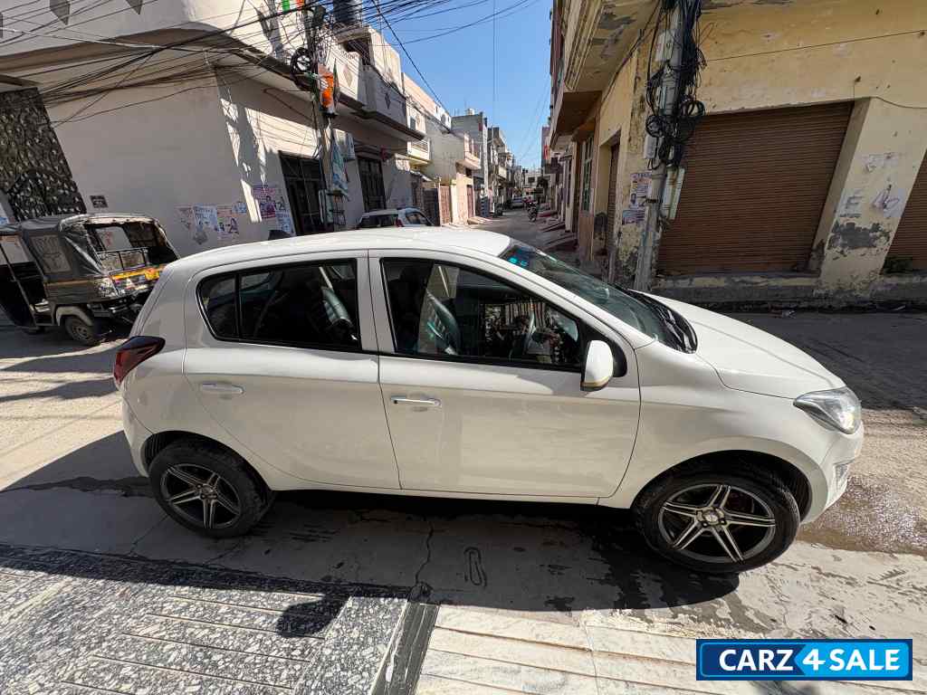 C White Hyundai i20 Sportz